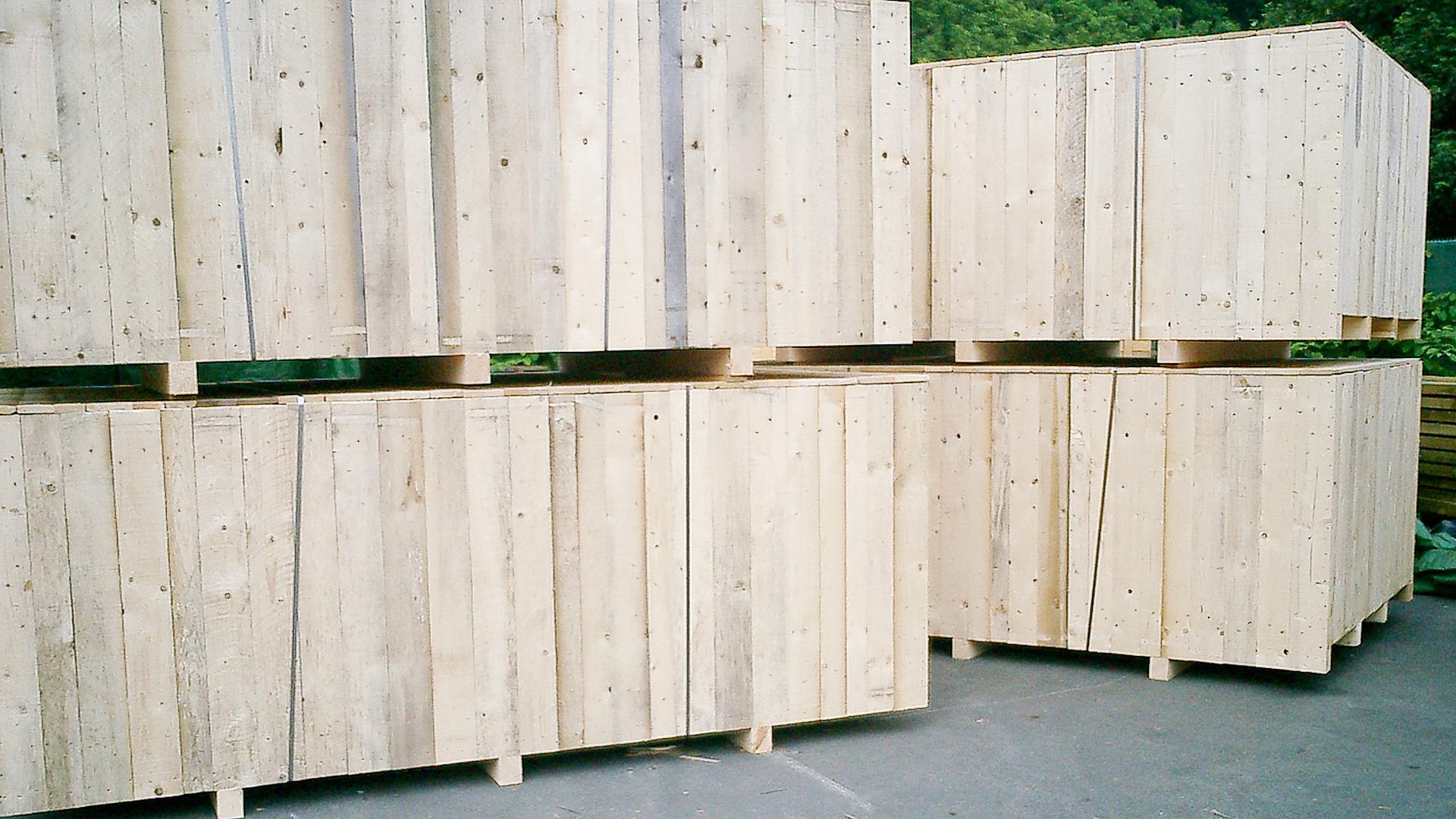 Exportkiste aus Holz mit lotrechter Schalung