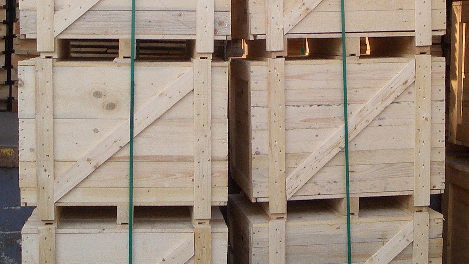 Exportkiste aus Holz mit diagonaler Verstrebung