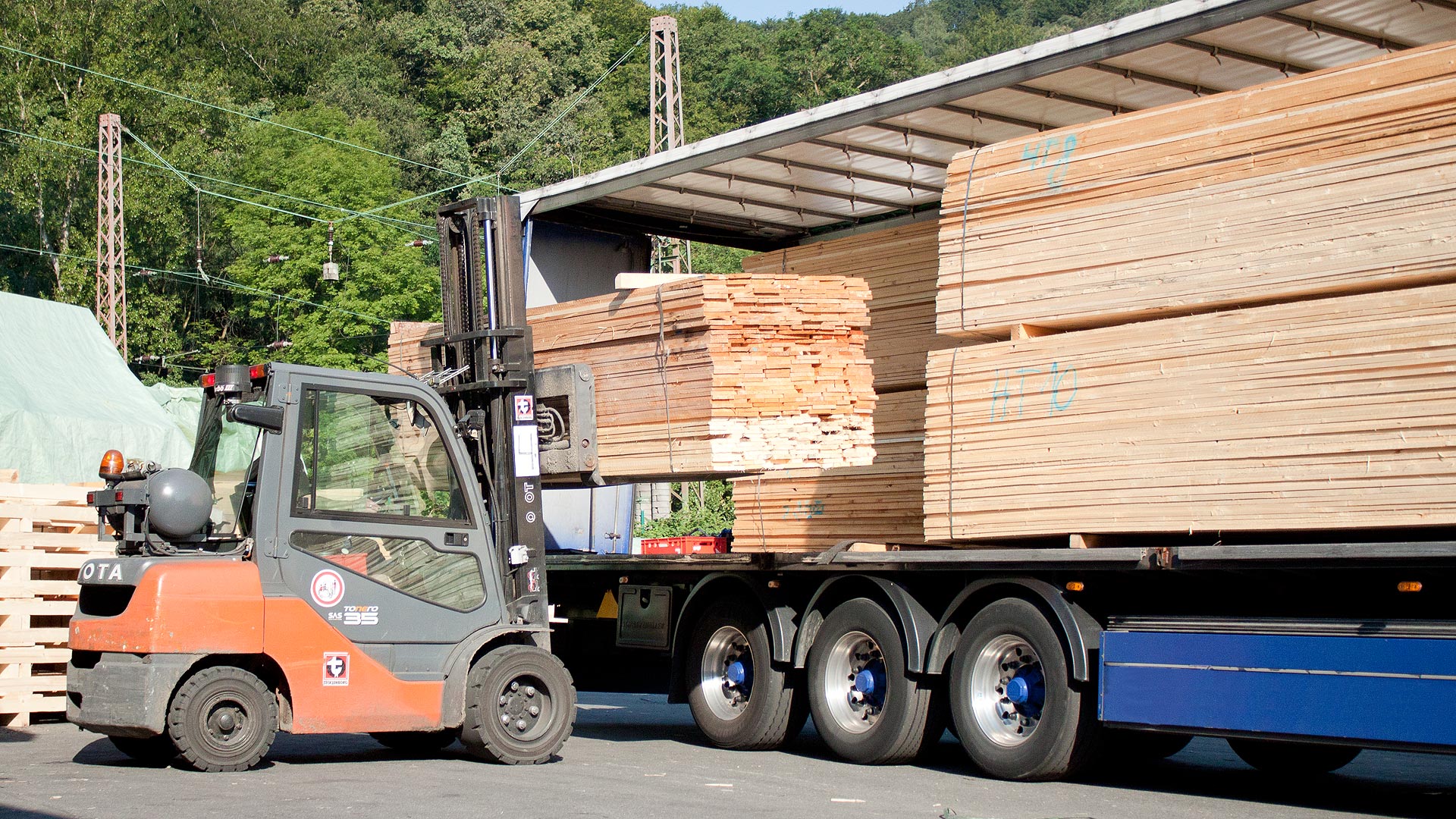 LKW Transport von Holz, Paletten und Holzkisten